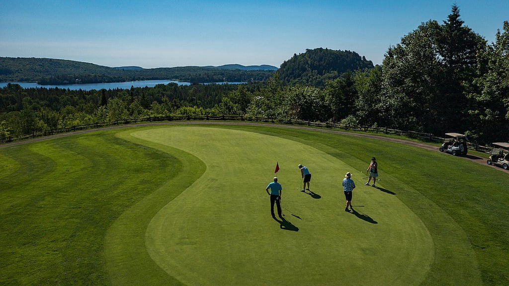 Des personnes jouent au golf sur un vert du Golf Matha