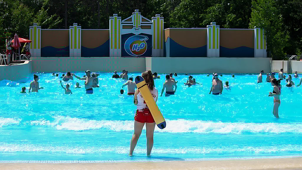 des personnes dans la piscine à vagues à l'Aquaparc H2O