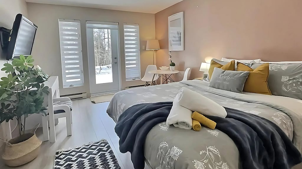 chambre a coucher avec lit et acces extérieur au condo du Boisé du Mont Tremblant