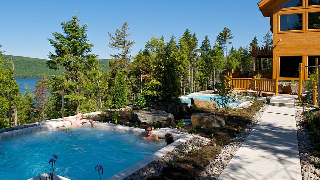 spa et jacuzzi exterieur de l'hotel Sacacomie