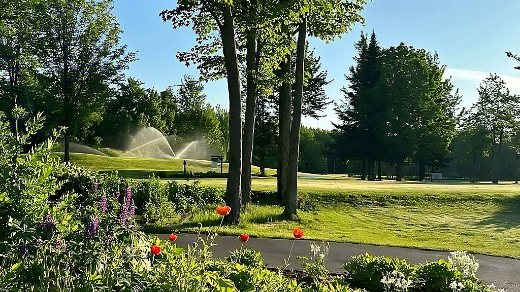 paysage avec fleurs et arbres au golf Le Rocher