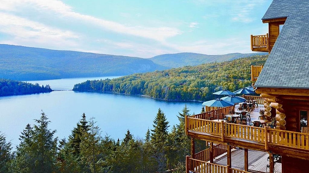 vue panoramique d'un balcon et du lac de l'hotel Sacacomie
