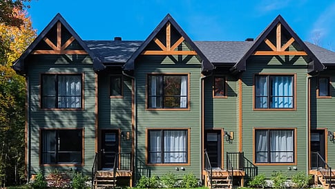 Condo avec spa ! Séjour d'une ou deux nuitées dans La Spacieuse 1318 au coeur des Laurentides ! Propriété tout équipée de 3 chambres pouvant accueillir jusqu’à 8 personnes 