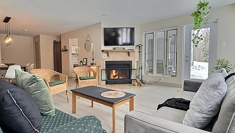 salon avec divan et foyer au condo Evasion du Mont Tremblant