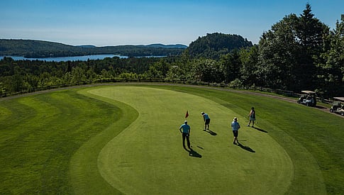 Des personnes jouent au golf sur un vert du Golf Matha