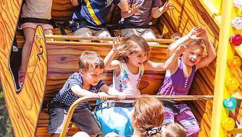 enfants dans un roller coaster