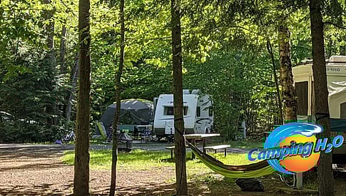 Saison estivale 2025: Camping & Glissades d'eau! 1 ou 2 nuitées au Camping H2O & Billets pour une journée à l'Aquaparc H2O de Trois-Rivières! 