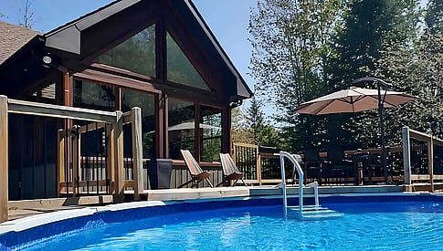 Chalet Privilège au coeur des Laurentides ! Deux nuitées dans ce magnifique chalet tout équipé de 4 chambres pouvant accueillir jusqu’à 8 personnes - Avec piscine & Spa ! 