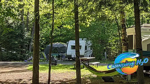 Saison estivale 2025: Camping & Glissades d'eau! 1 ou 2 nuitées au Camping H2O & Billets pour une journée à l'Aquaparc H2O de Trois-Rivières! 