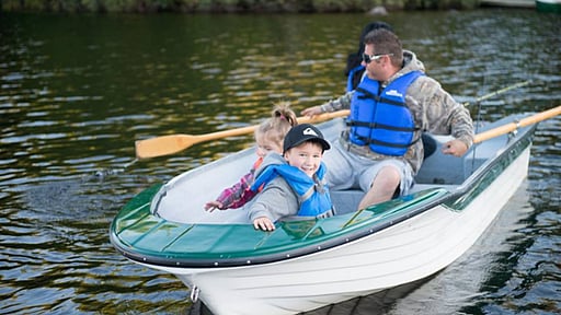 famille dans une chaloupe sur le lac à la Pourvoirie du Pignon Rouge